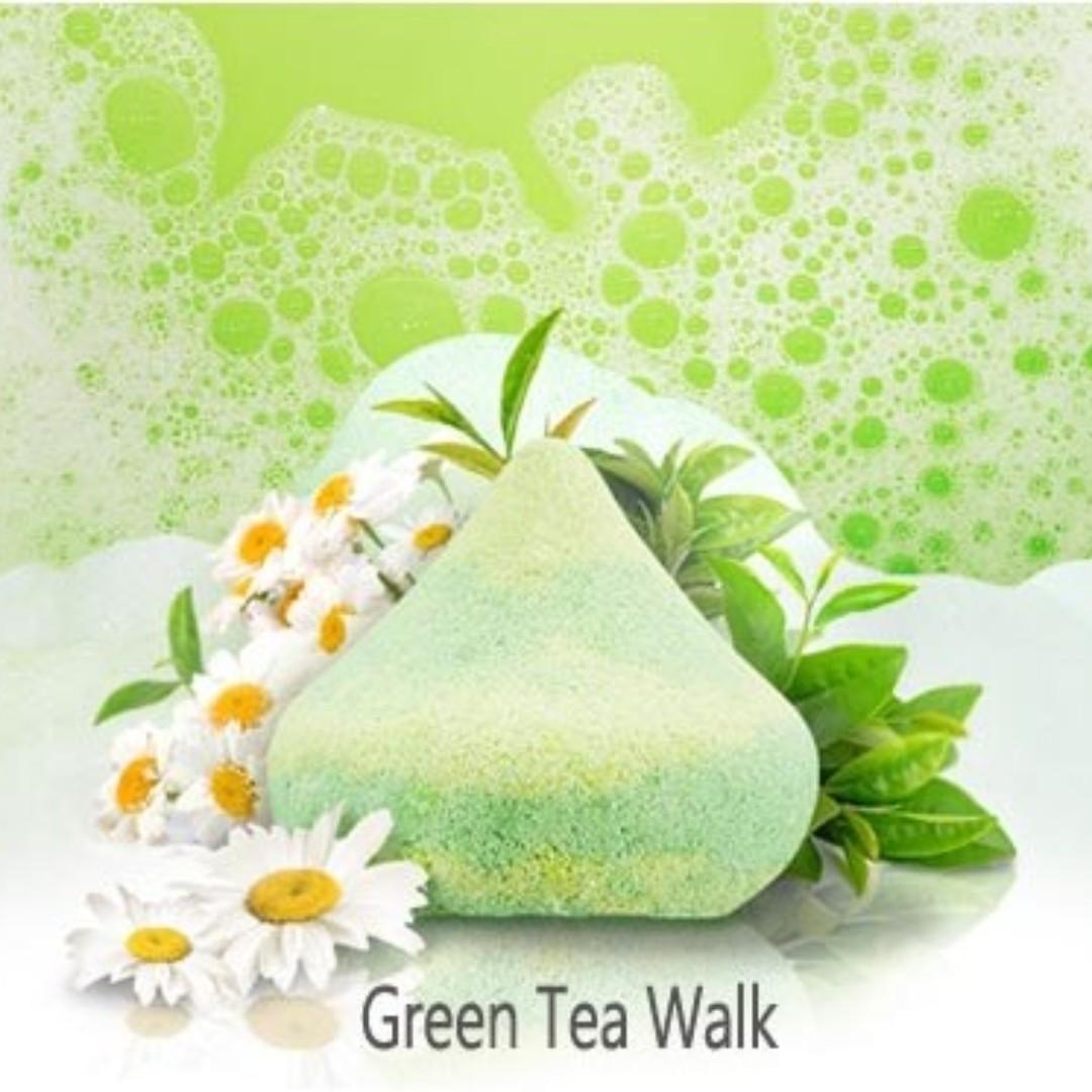 Xà phòng sủi bọt vừa thư giãn vừa tẩy da chết Meringue bubble bath bomb(Green tea walk)